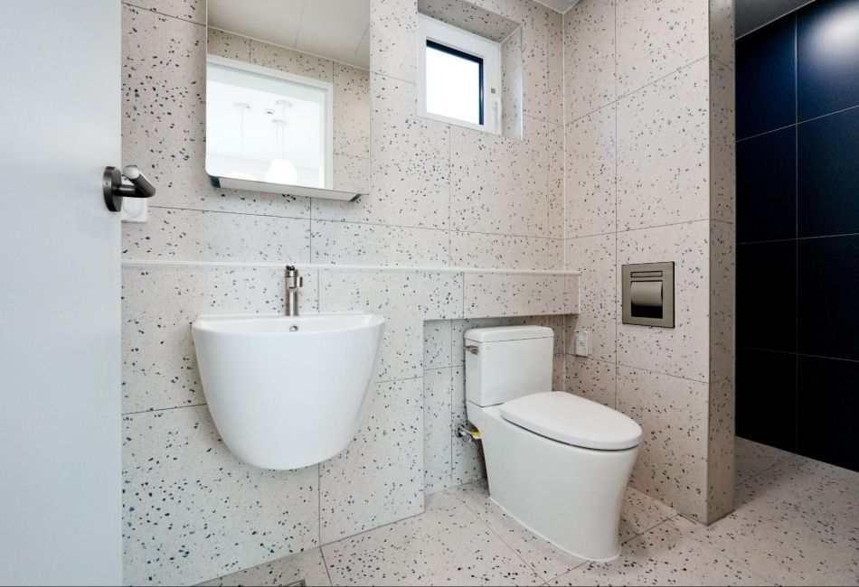 terrazzo-tiles-wall-bathroom ผนังกระเบื้องลายหินขัด